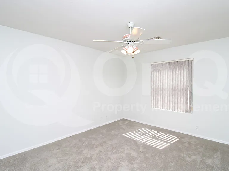 913 E Gary Ln — Photo 14