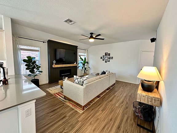 3rd image of 208 Longbridge Dr