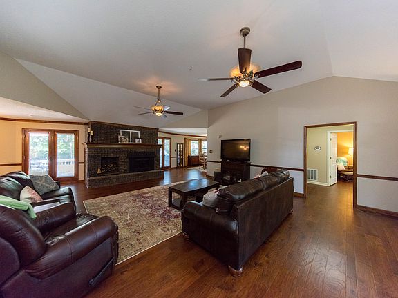 4th image of 877 Meadowridge Dr