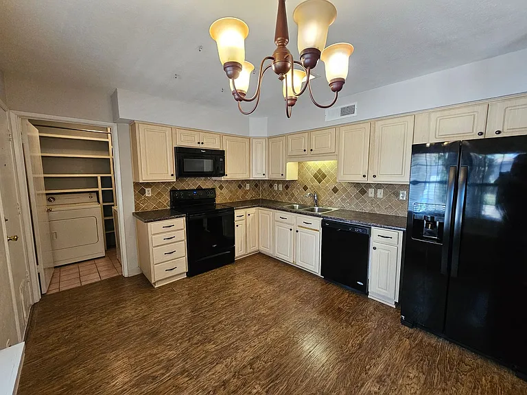 7713 Jerome Dr — Photo 6