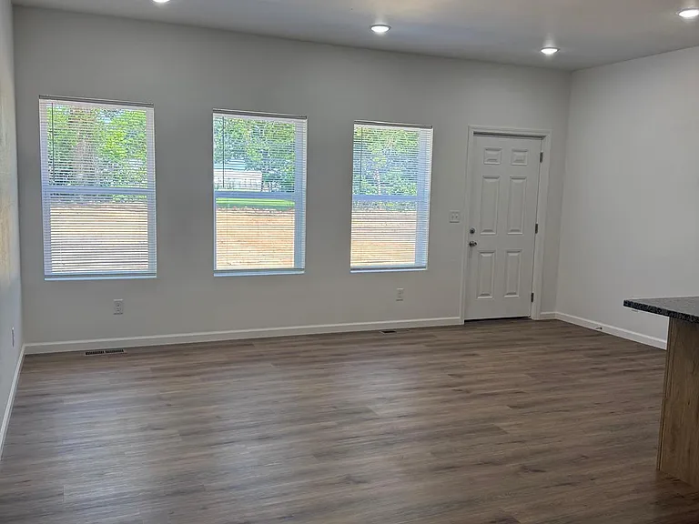 2022 N Weller Ave #B — Photo 11
