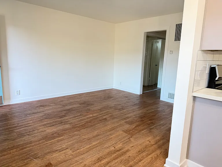 950 Magnolia Ave #22 — Photo 2