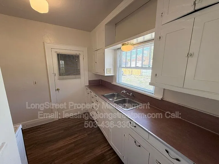 588 Knapps Pl NE — Photo 12