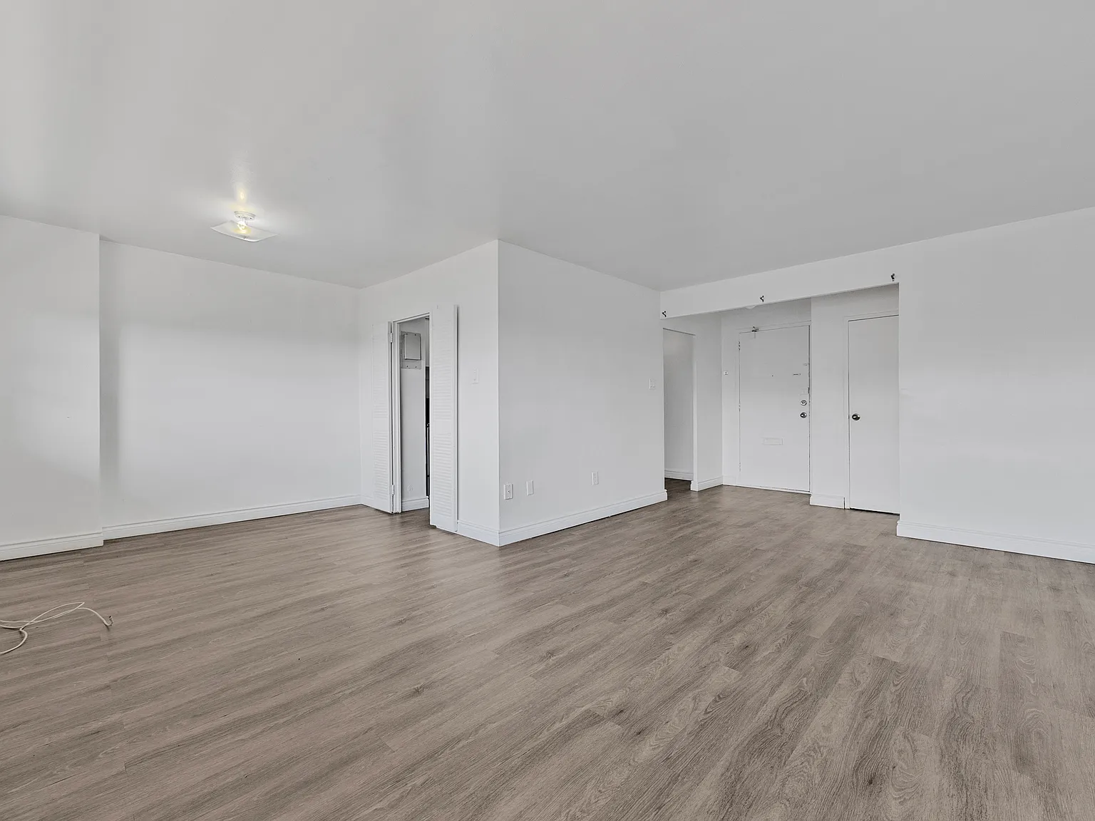 65 Thorncliffe Park Drive Toronto — Photo 3