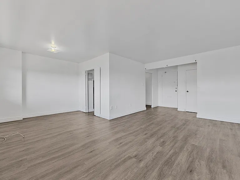 65 Thorncliffe Park Dr #1807 — Photo 3
