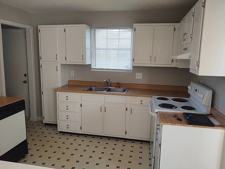 6019 Kingsley Dr — Photo 4