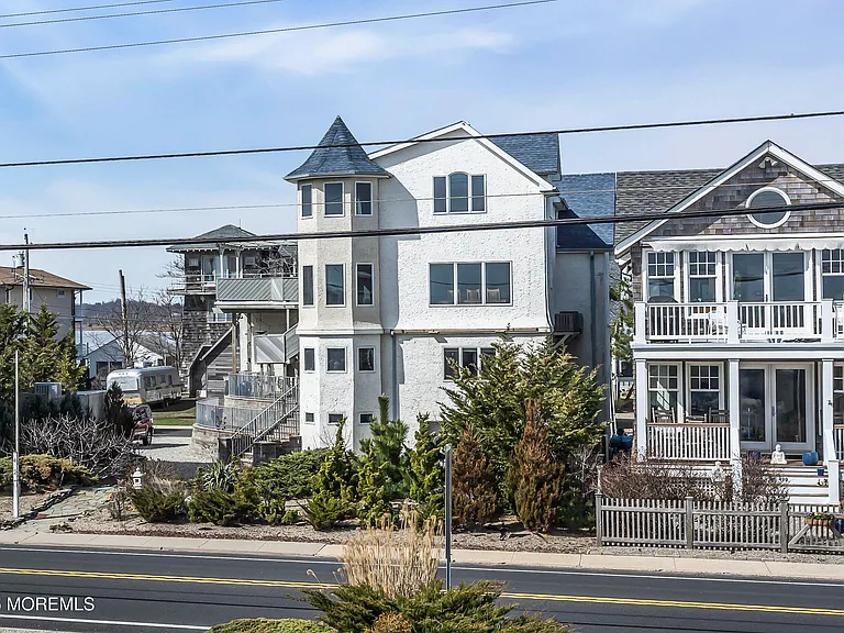 492 Ocean Ave — Photo 2