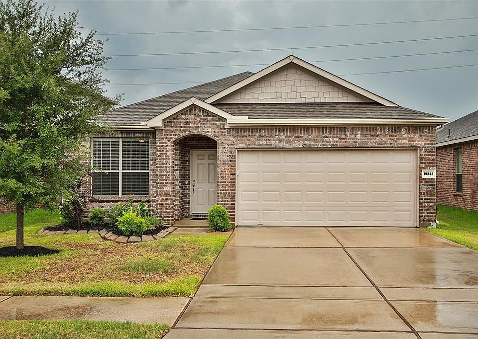 Welcome home to 19243 Midnight Glen! This home has great curb appeal!