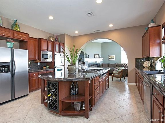 Spacious kitchen, new appliances