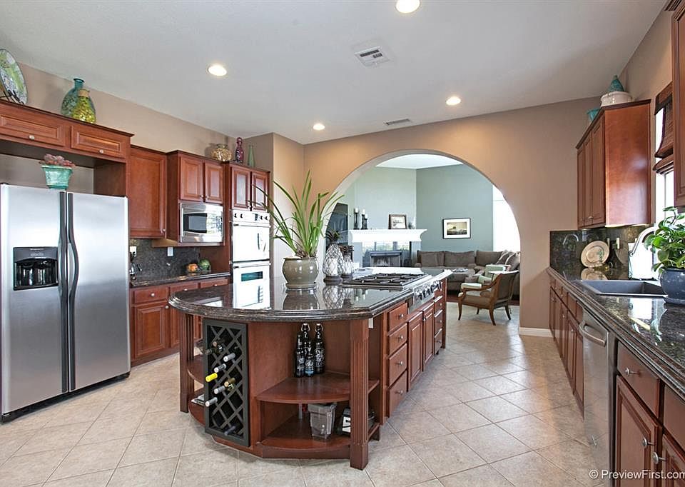 Spacious kitchen, new appliances