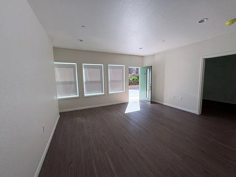 162 E Line St — Photo 10