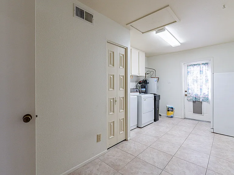 6413 S College Ave — Photo 16