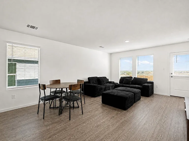 1527 Tiptop Mdw — Photo 8