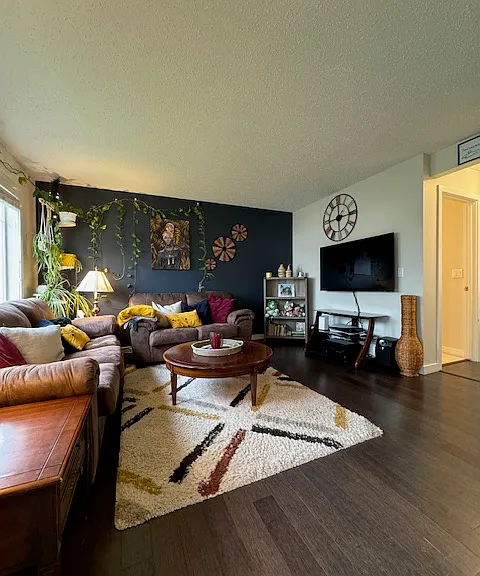135 Ashworth Cres — Photo 3