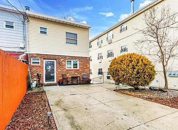2nd image of 525 Thieriot Ave