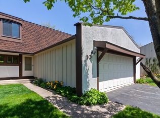 10 Stonehearth Ln, Indian Head Park, IL 60525