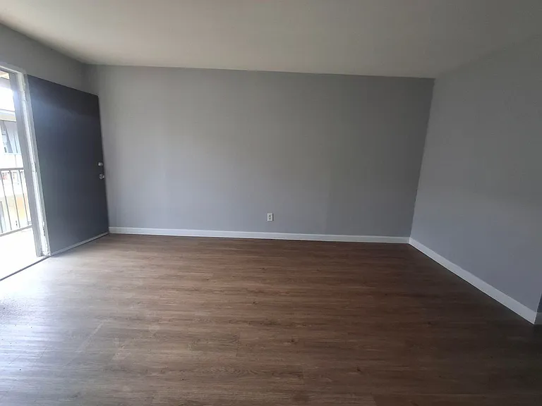 3933-3943 La Rica Avenue — Photo 15