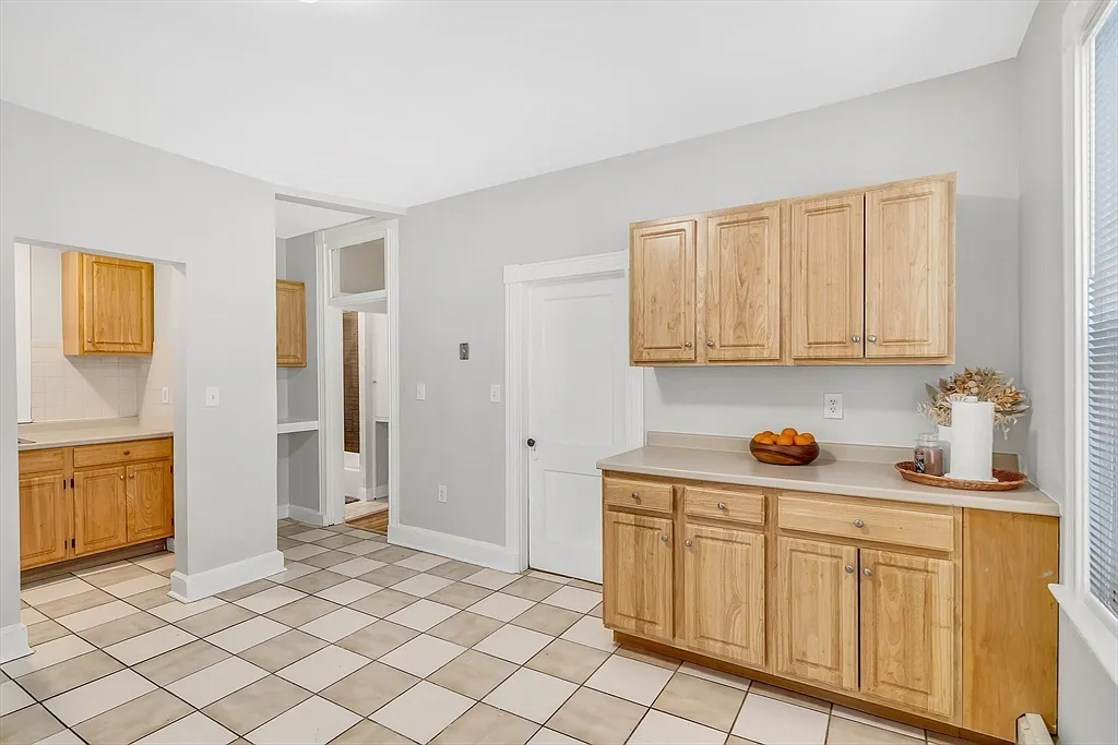 3 bed, 1.0 bath, 1300 sqft, $2,800 — Photo 1