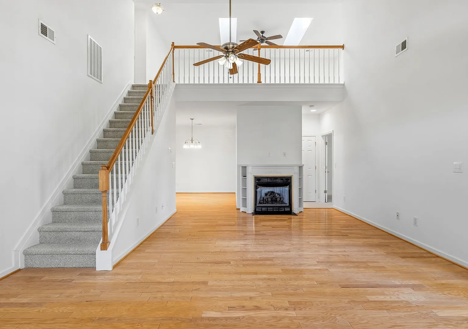 NW Brick Townhome, Granite Counter-Tops, Wood Floors, FP, Garage! — Photo 2