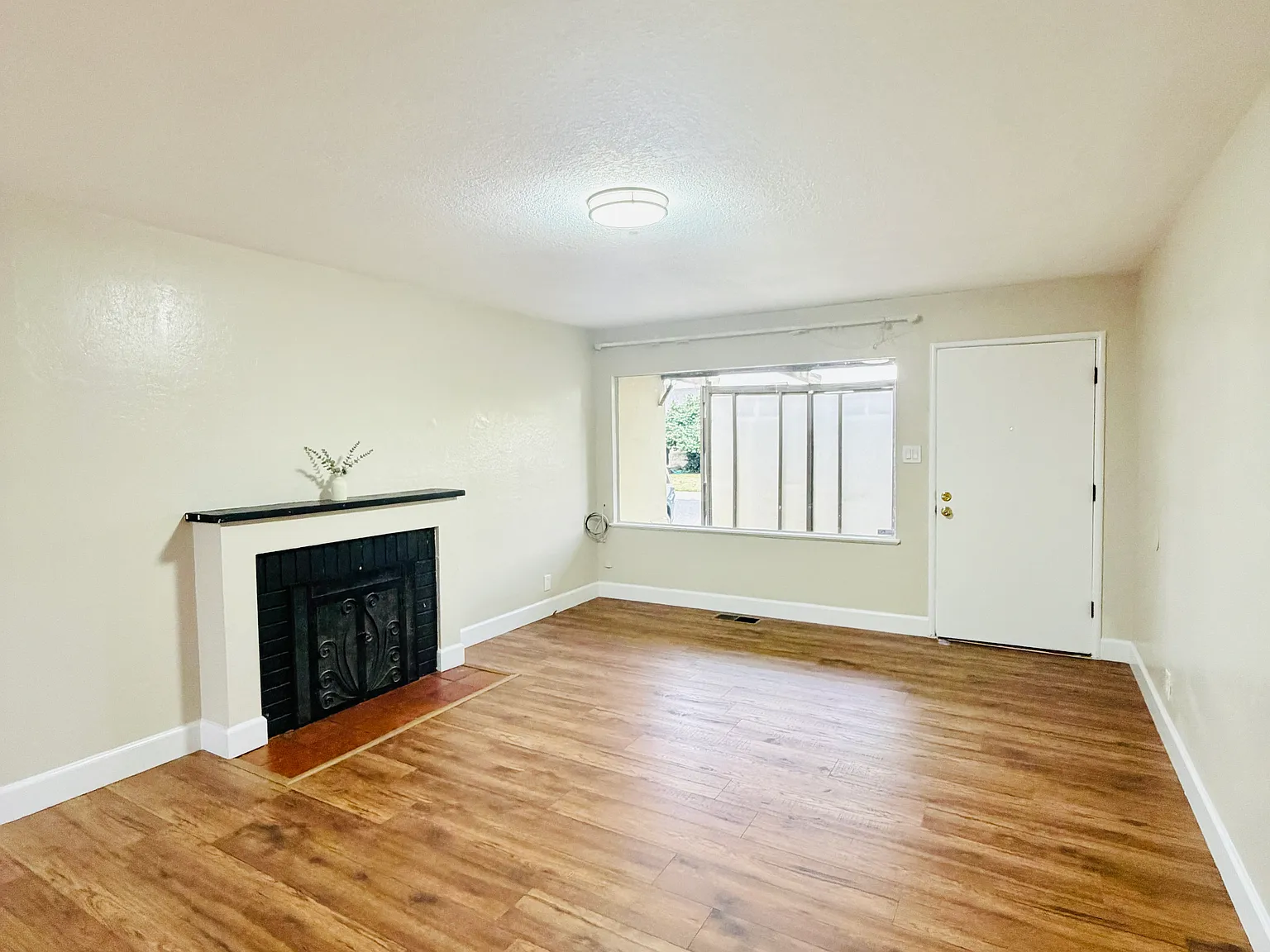 4 bed, 1803 sqft, $4,547 — Photo 2