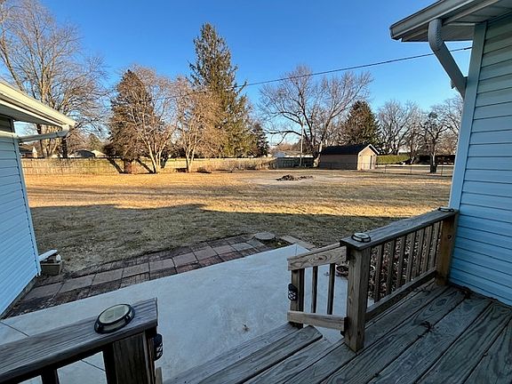 4th image of 1105 Sunset Dr N