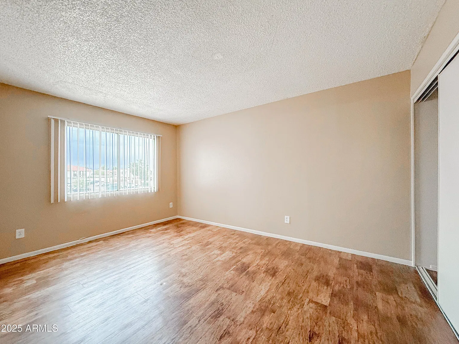 3 bed, 1005 sqft, $1,290 — Photo 3