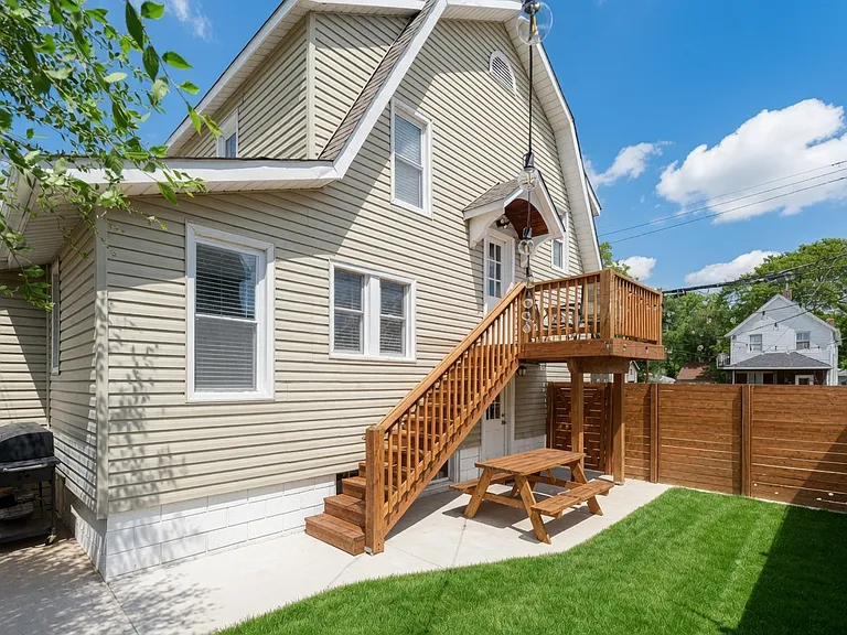 1509 W Clark St — Photo 42