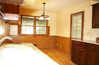 5th image of 11122 Walnut St