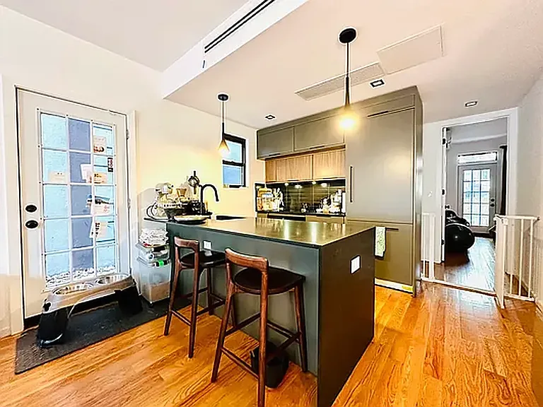 661 Hancock St #1B — Photo 1