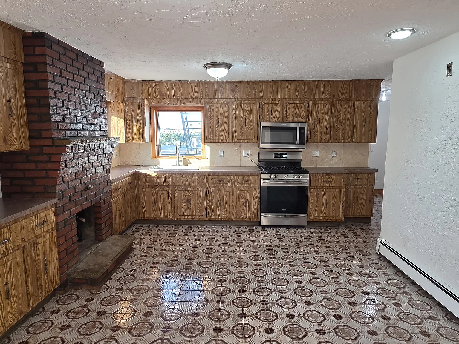 172 Webster St — Photo 2