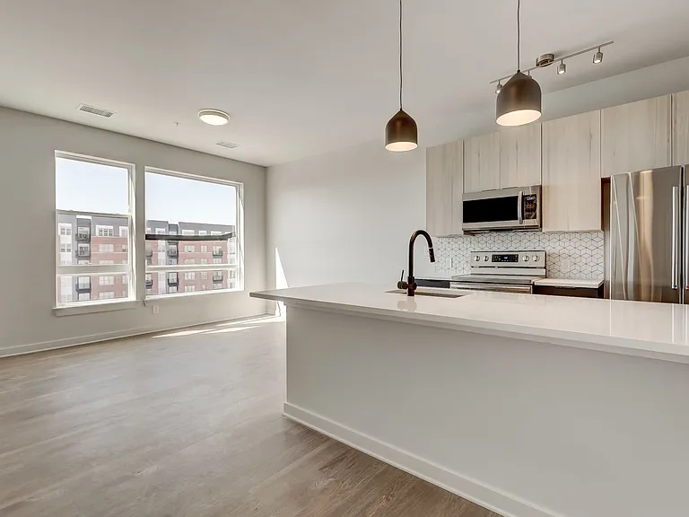 115 W Hamburg — Photo 36