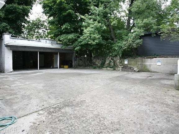 3rd image of 1427 Henderson Dr