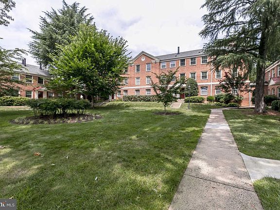 2nd image of 2601 Arlington Blvd #36