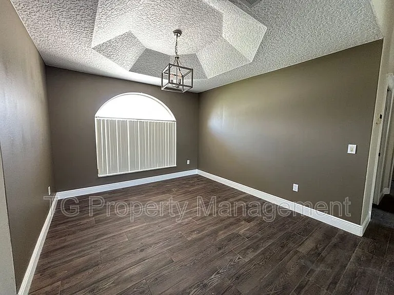 20 Clarendon Ct N — Photo 8