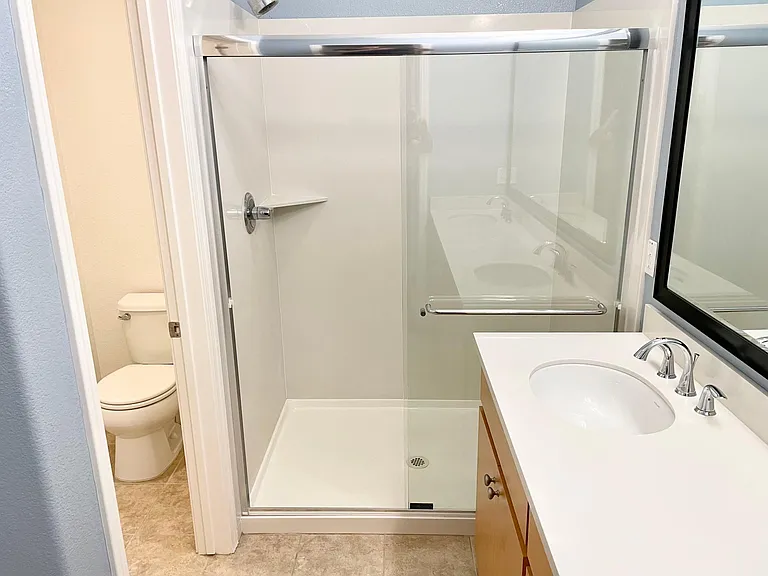 Primary en-suite bathroom