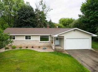 741 Fieldcrest Dr, Neenah, WI 54956