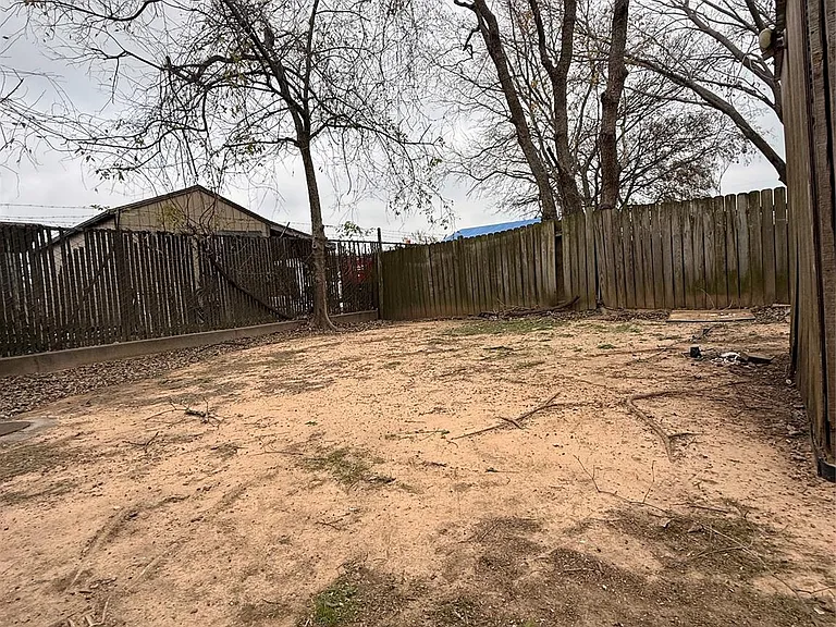 320 Willowick St — Photo 14