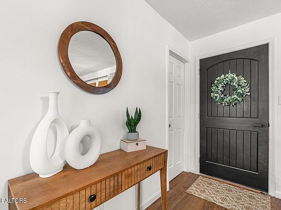 5th image of 430 Sherwood Estates Cir