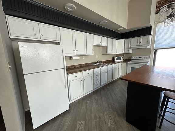 3rd image of 122 E Center St #1/2