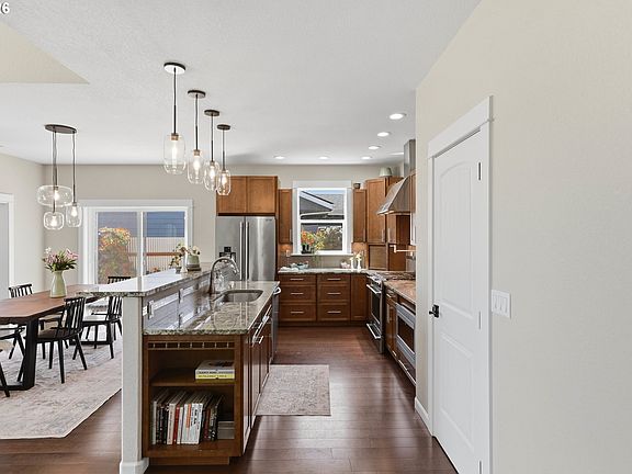 4th image of 1611 Ash St