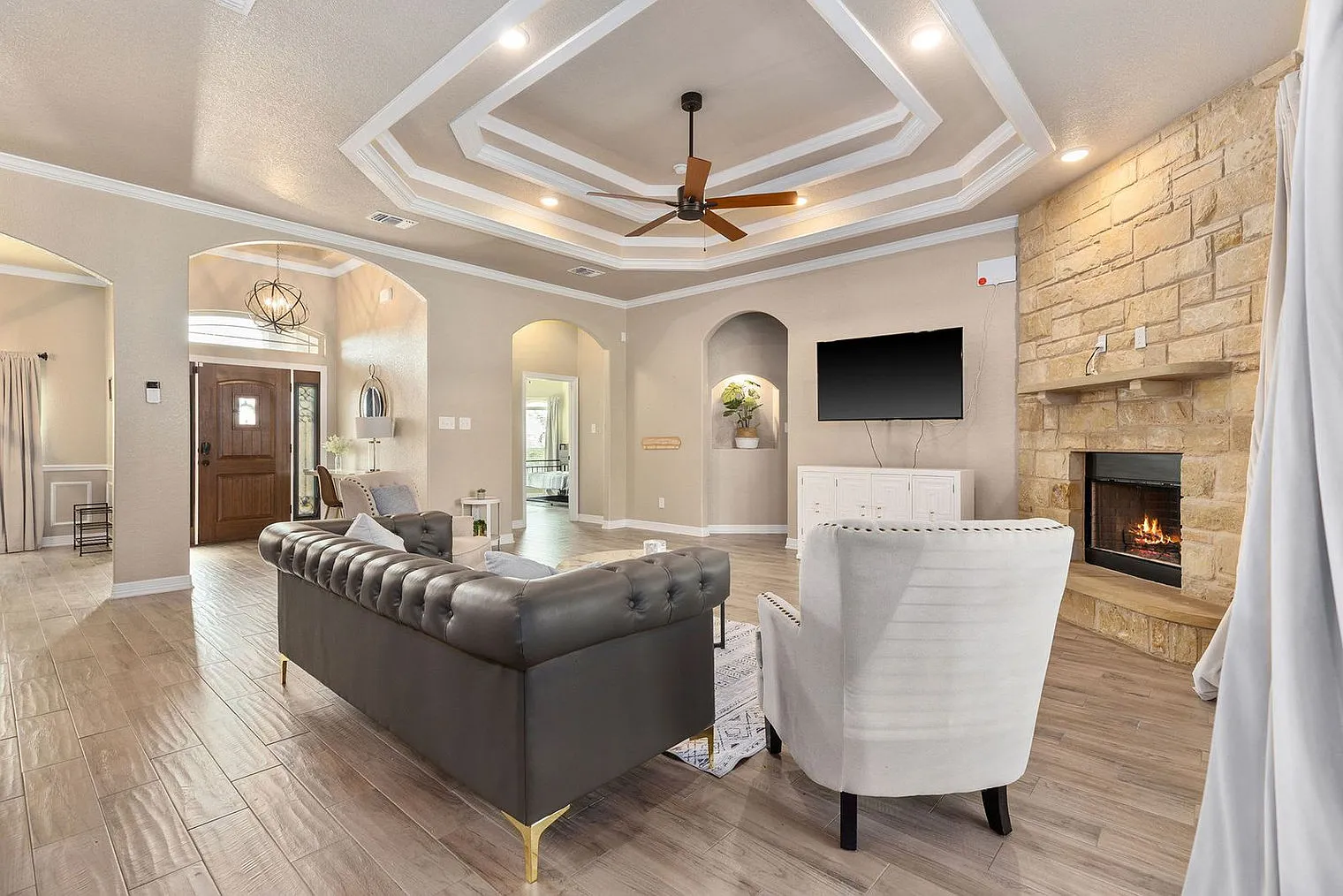 4 bed, 2.0 bath, 2314 sqft, $4,358 — Photo 2