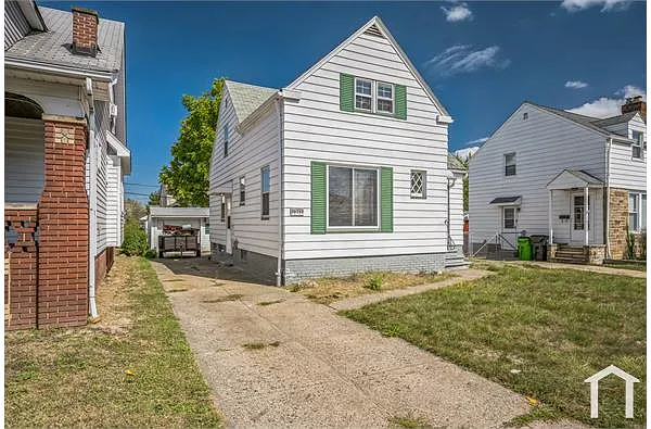 Building Photo - 10713 Vernon Ave