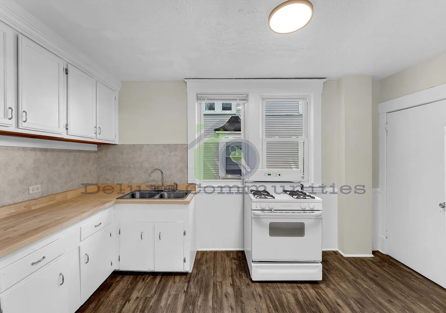 3 Bedroom Eastown Home! Available Now! — Photo 4