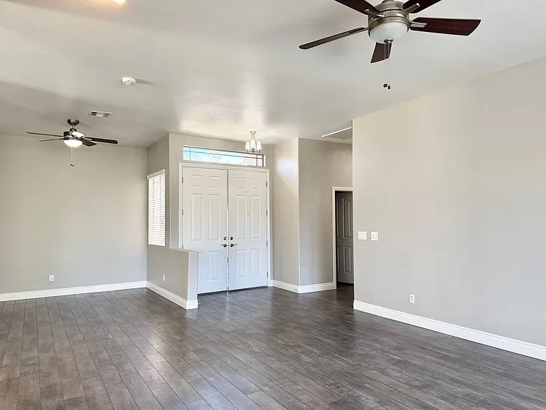 2752 Glen Port St — Photo 11