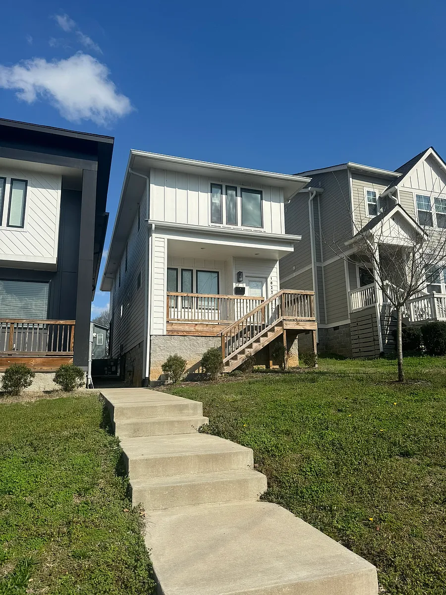 Building Photo - 1822A 16th Ave N #1