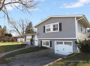 21 Roosevelt Rd, Lake In The Hills, IL 60156