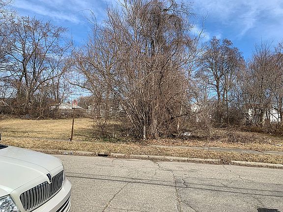 4th image of 184 Hughes Ave