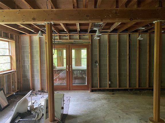 3rd image of 2 Ridgewood Ln