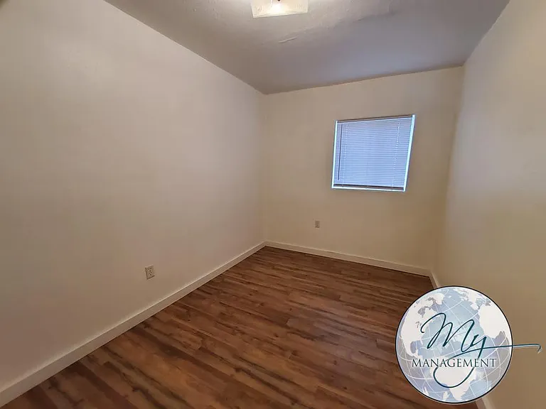 Beautiful location right on the river and adjacent to the City Park — Photo 19