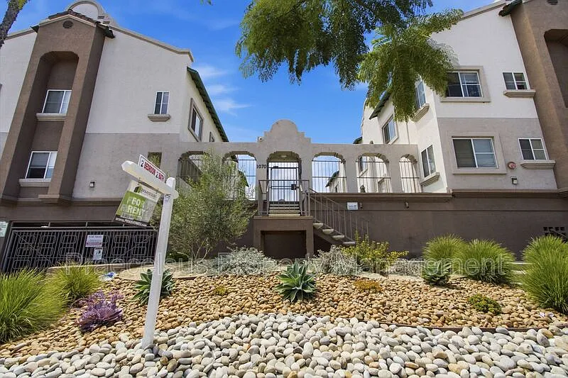 2 bed, 2.0 bath, 850 sqft, $2,400 — Photo 2